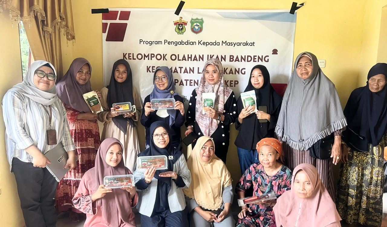 Capture Fisheries Study Program Lecturer Trains Annisa Group Members to Process Milkfish